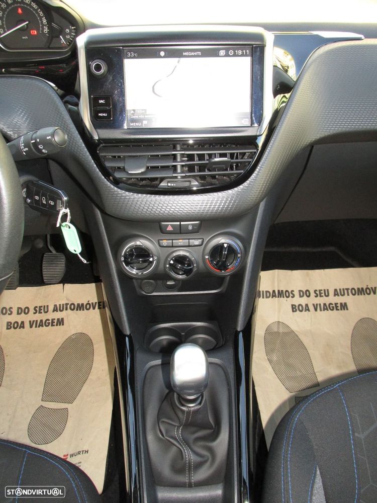 Peugeot 2008 1.2 PureTech Signature - 22