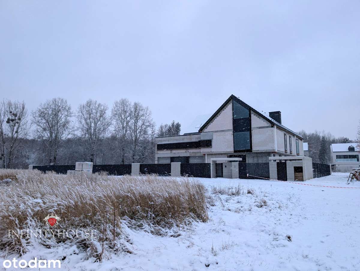 Niestandardowy dom z garażem na 9 samochodów