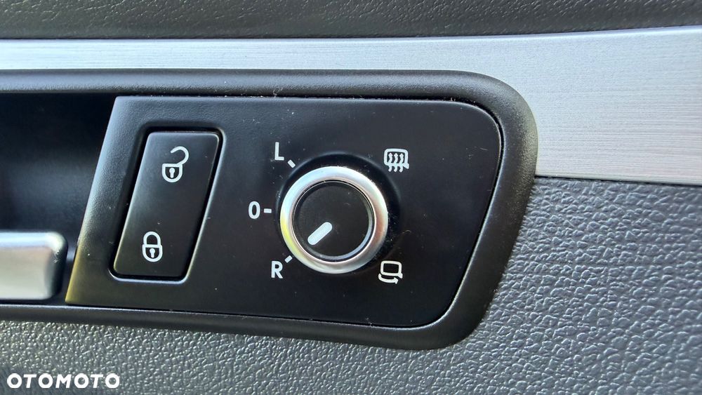 Volkswagen Touran 2.0 TDI DPF STYLE - 25