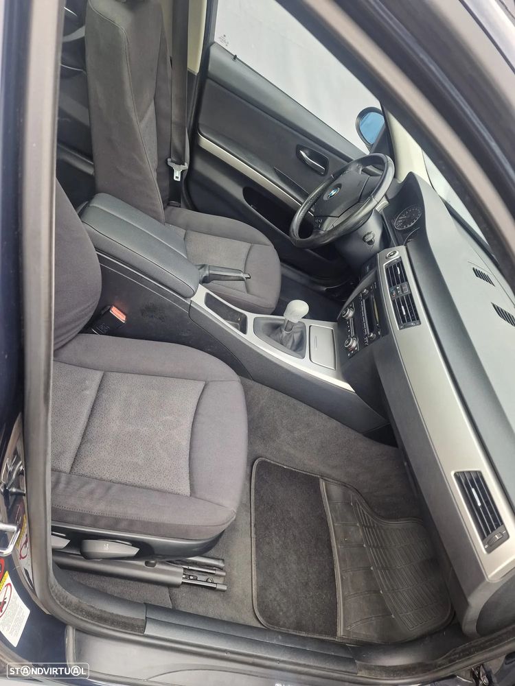 BMW 318 d Dynamic - 12