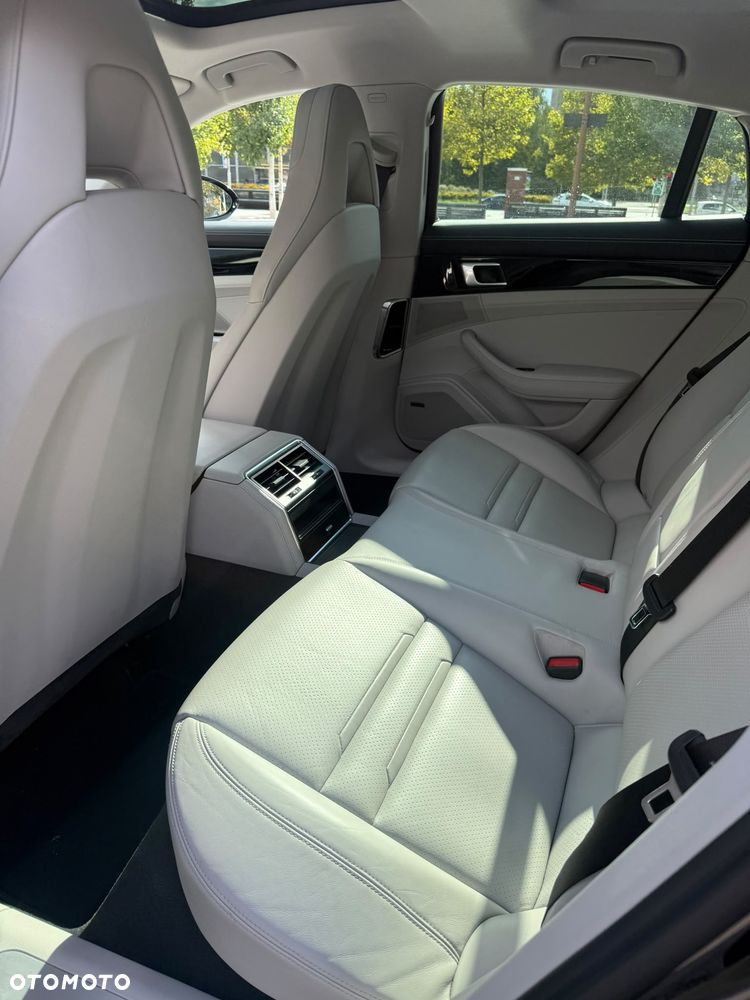 Porsche Panamera - 21