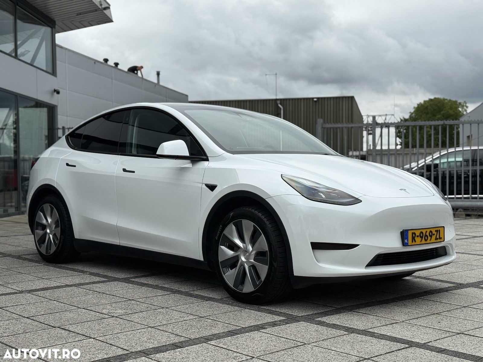 Tesla Model Y - 1