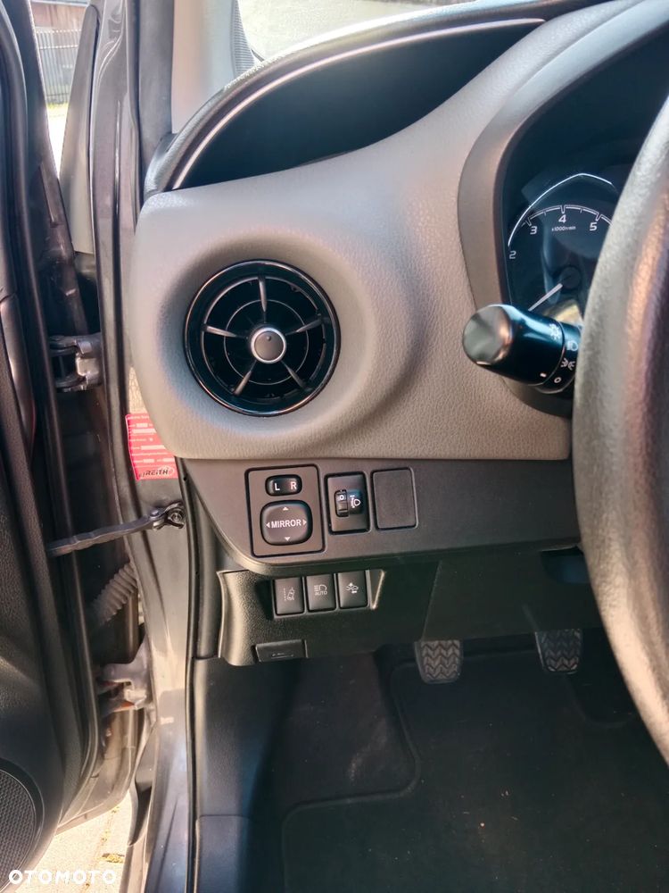 Toyota Yaris 1.0 VVT-i Team Deutschland - 22