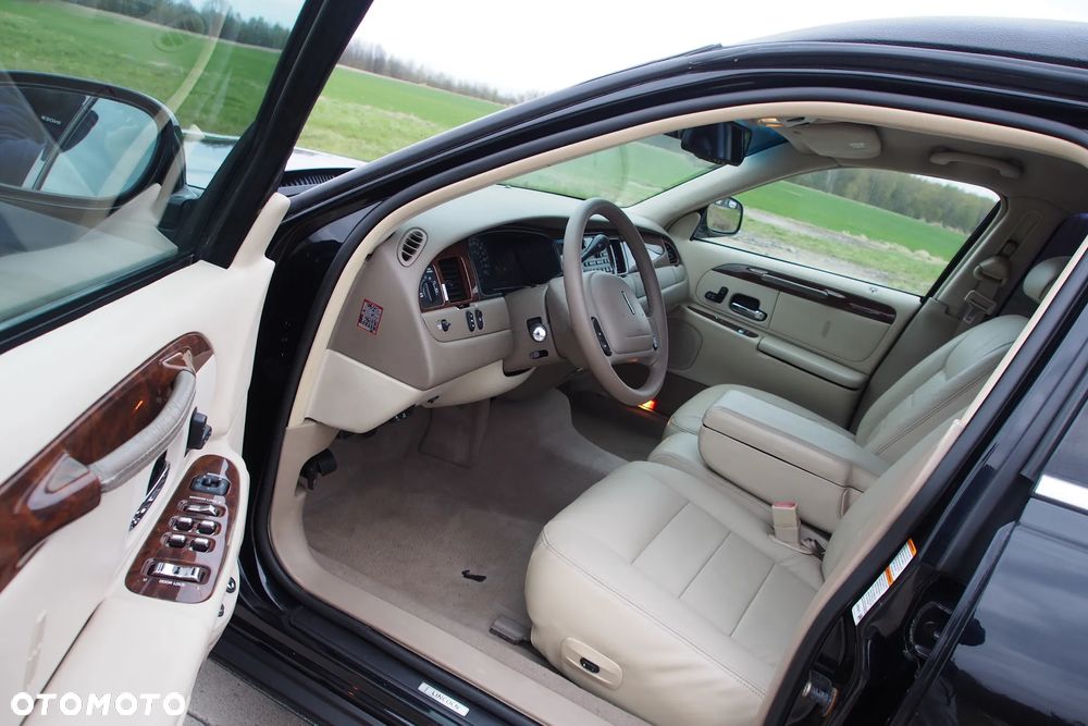 Lincoln Town Car - 12