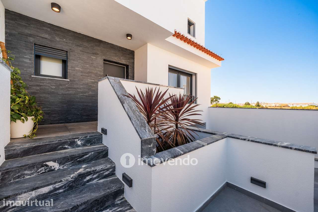 Moradia T3+1 moderna, com garagem e áreas amplas, em Alcochete - Grande imagem: 2/60