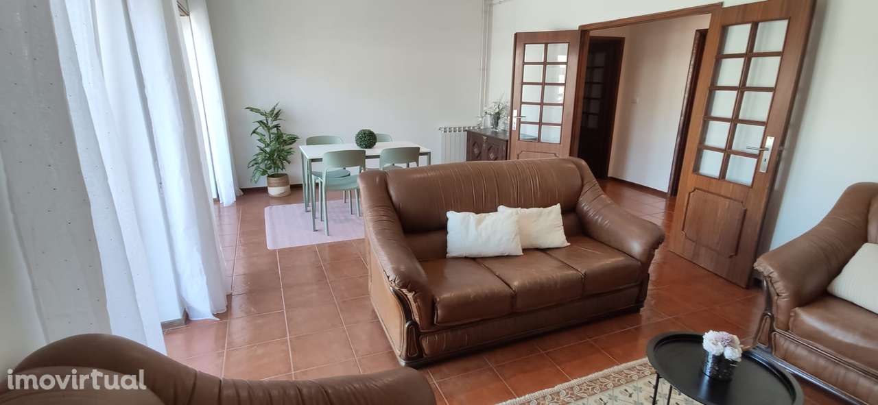 T4 espaçoso com três frentes, garagem fechada, mobilado e equipado - Grande imagem: 3/27