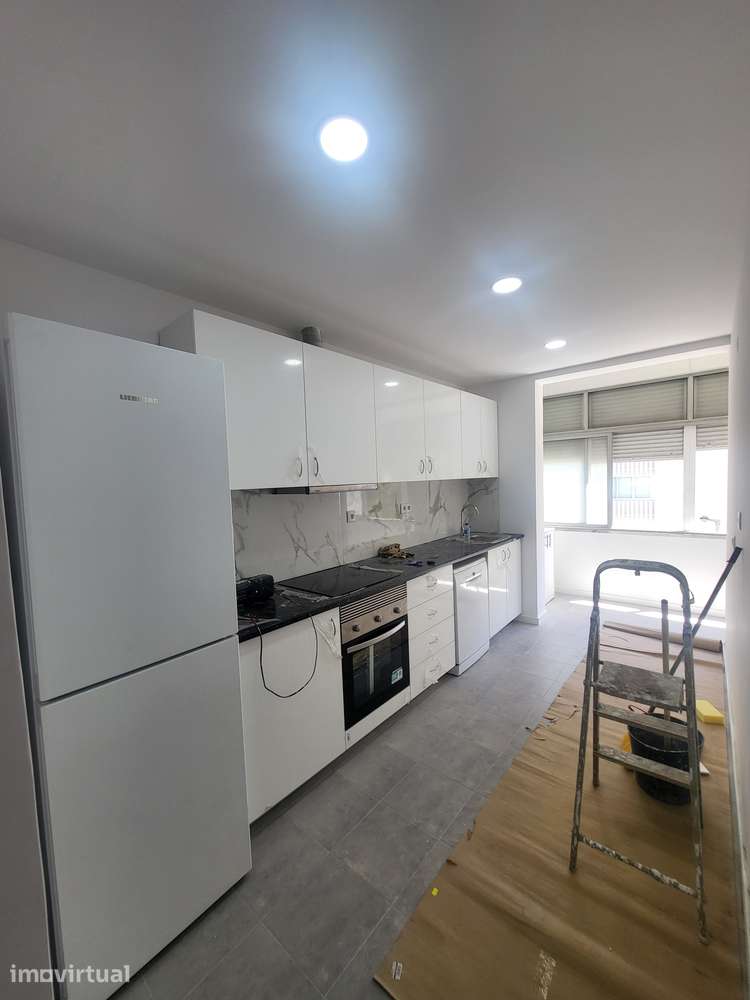 Casa Remodelada no Centro de Almada, 4 Quartos, Ideal para Estudantes - Grande imagem: 3/17