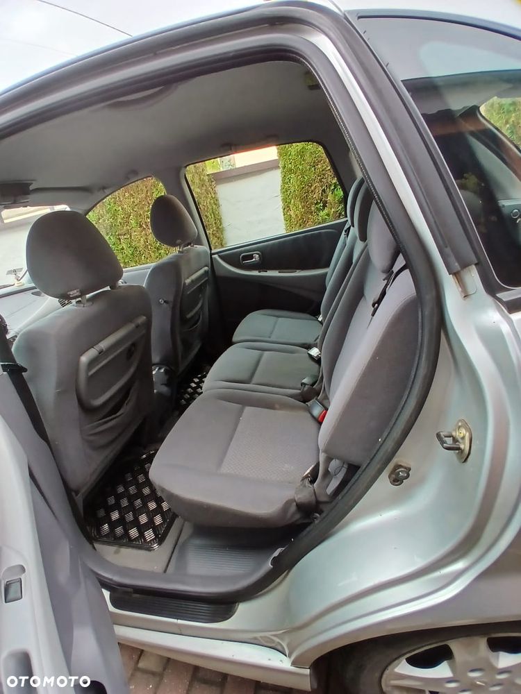 Nissan Almera Tino - 7