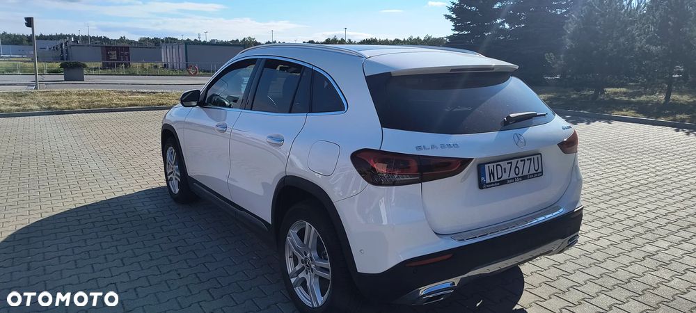 Mercedes-Benz GLA 250 4Matic 8G-DCT - 3