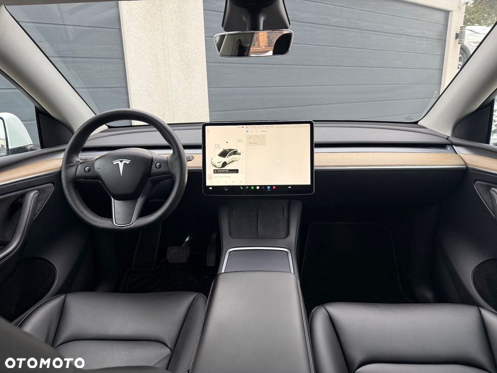 Tesla Model Y Long Range AWD - 33