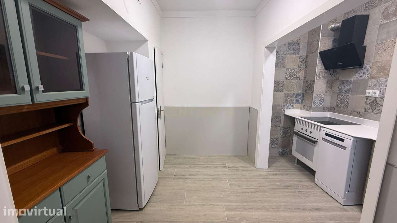 Excelente T2 Renovado com Potencial para T4 e Loja no Rés-do-Chão em C - Grande imagem: 3/16