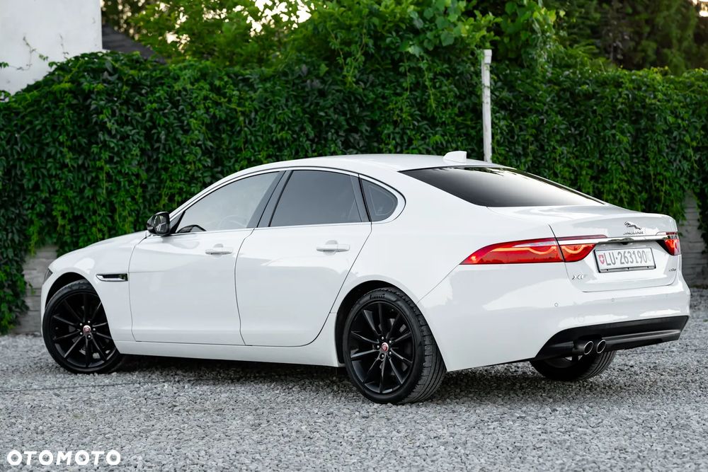 Jaguar XF 20d Prestige - 11