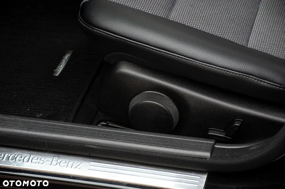 Mercedes-Benz Klasa C 180 BlueEFFICIENCY 7G-TRONIC Avantgarde - 36