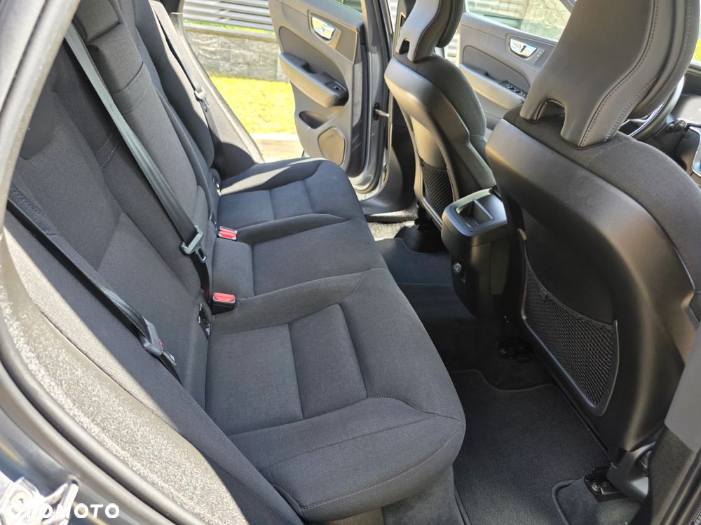 Volvo XC 60 B4 B Momentum Pro - 32