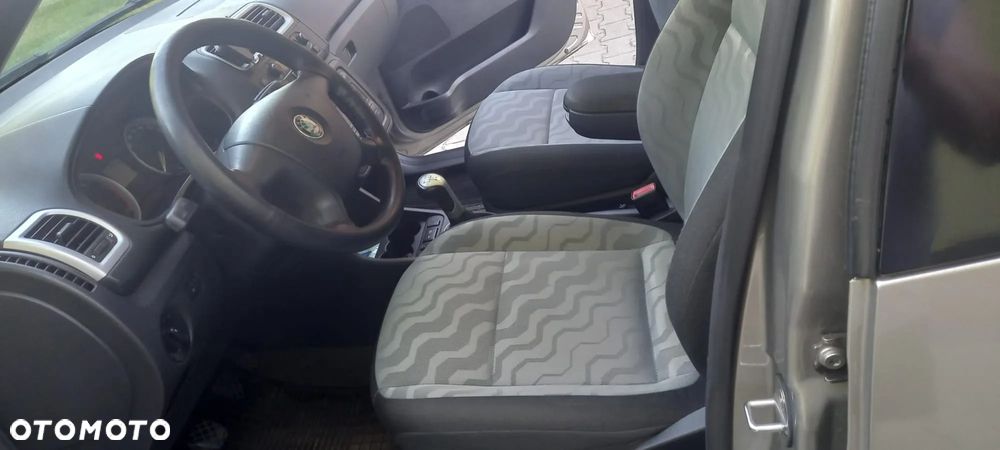 Skoda Roomster 1.6 16V Comfort - 9