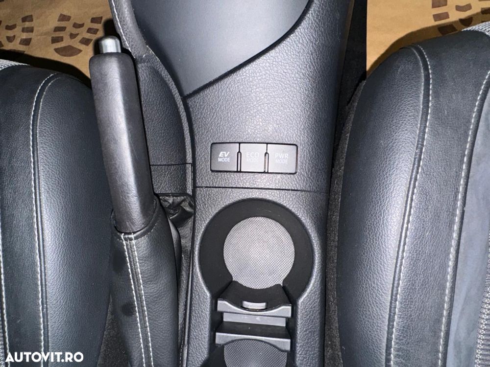 Toyota Auris 1.8 VVT-i Hybrid Automatik Touring Sports Team Deutschland - 9