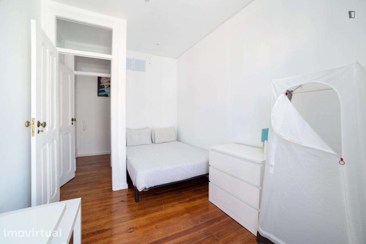 Quarto - localizado em Anjos Lisbon - Grande imagem: 2/16