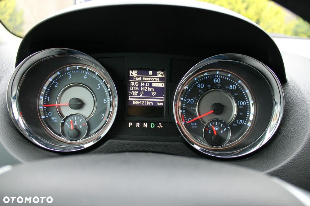Chrysler Town & Country - 10