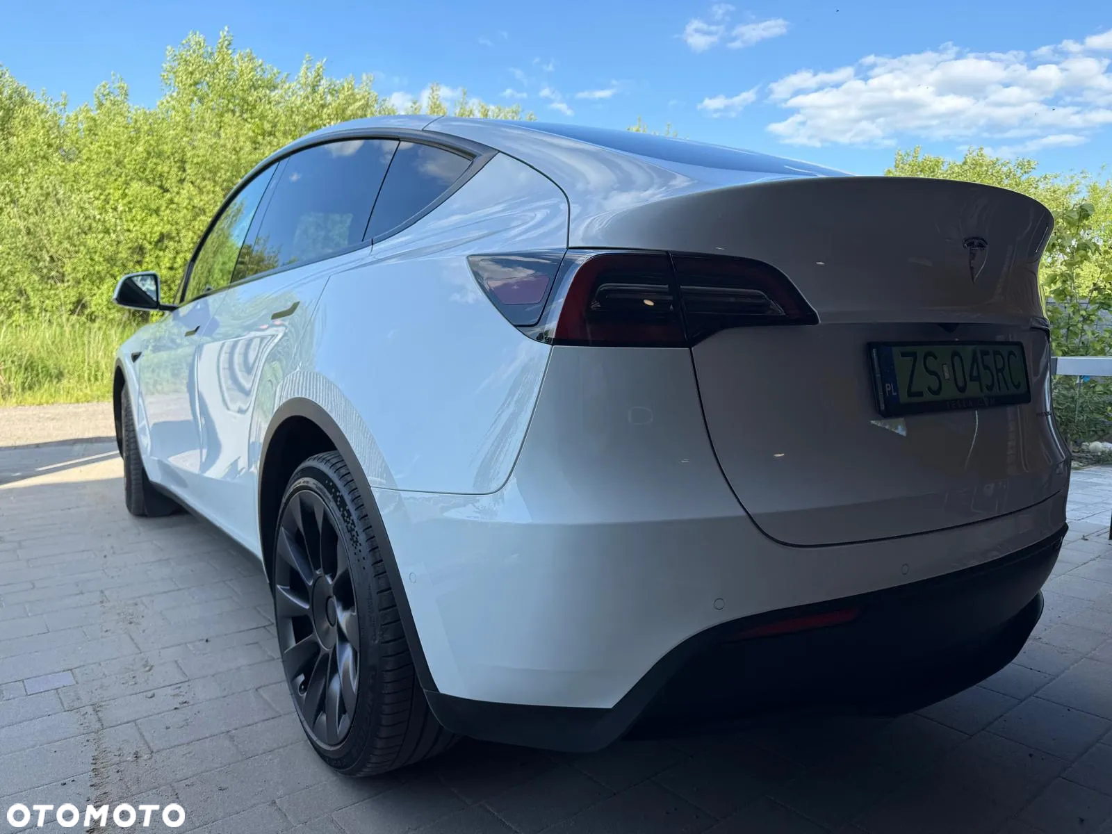 Tesla Y Long Range AWD - 16