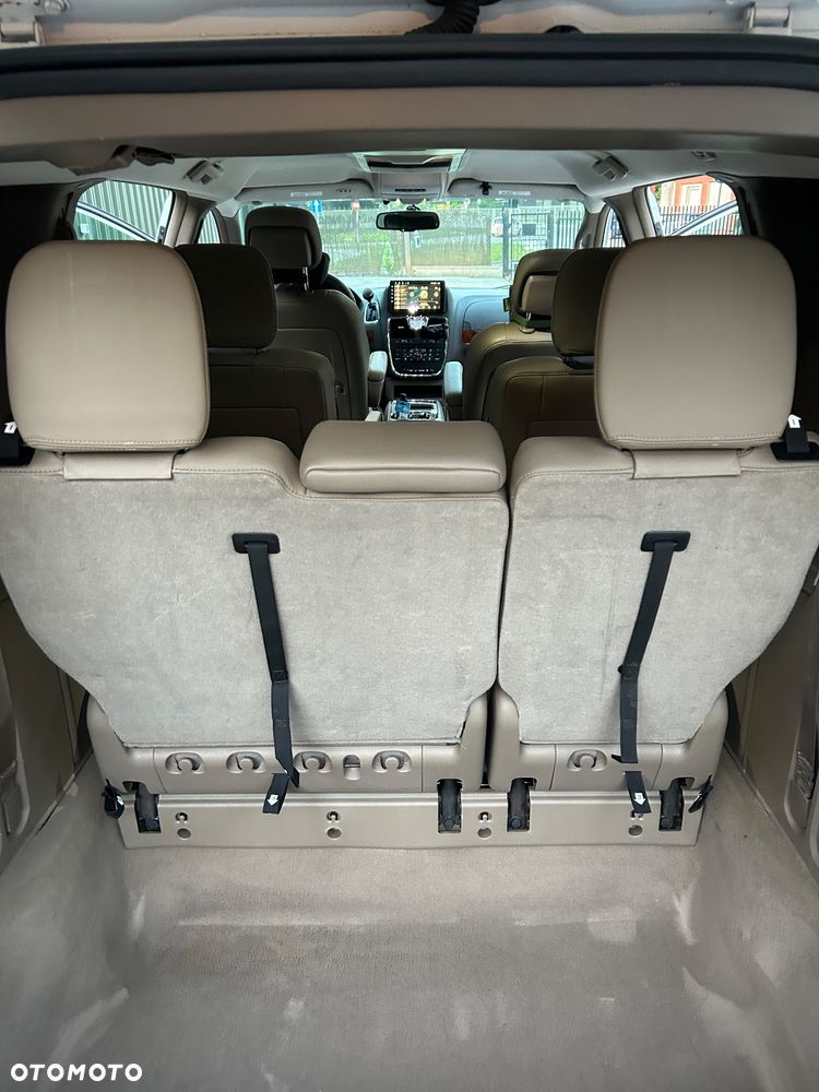 Chrysler Town & Country - 18