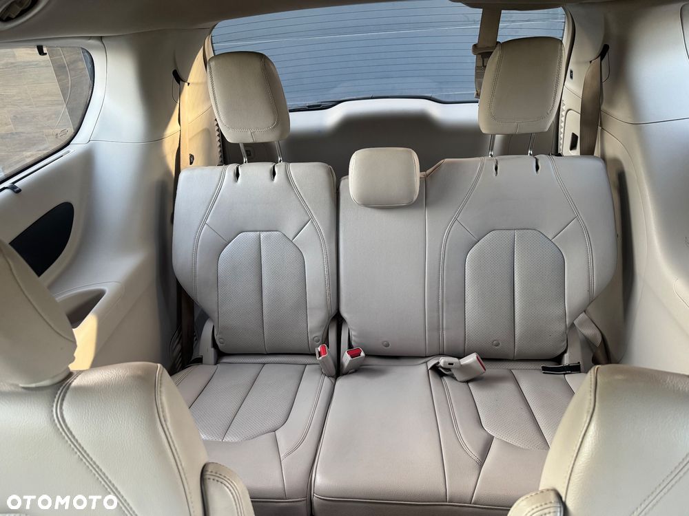 Chrysler Pacifica - 11
