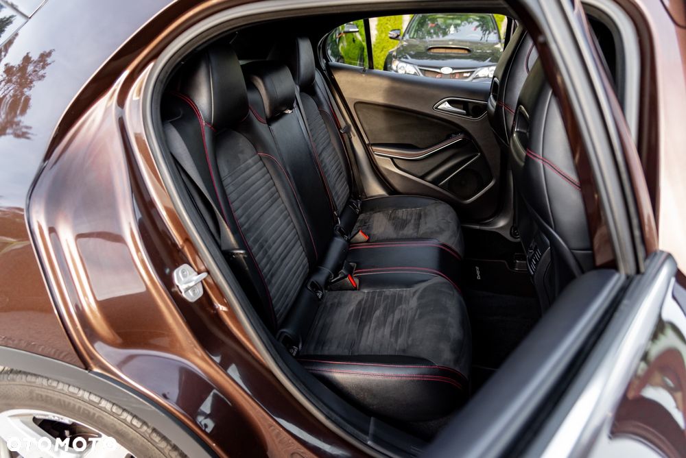 Mercedes-Benz GLA 250 4Matic 7G-DCT AMG Line - 23