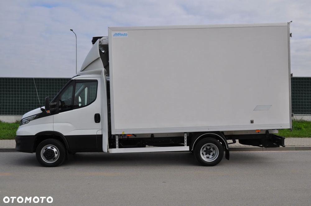 Iveco DAILY AUTOMAT CHŁODNIA MROŹNIA IZOTERMA CARRIER HI-MATIC NA BLIŹNIAKU KRAJOWE BEZWYPADKOWE ZASILANIE ZEWNETRZNE 230 V - 16