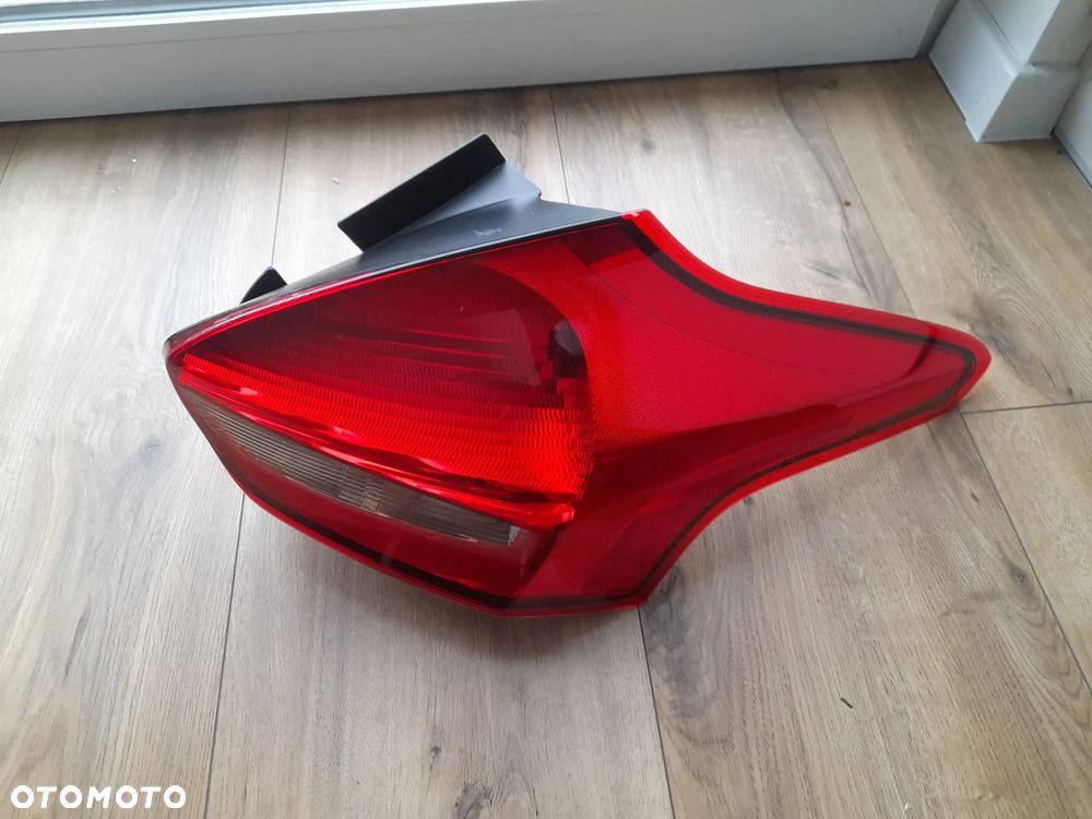 FORD FOCUS MK3 LIFT LAMPA TYLNA TYŁ
