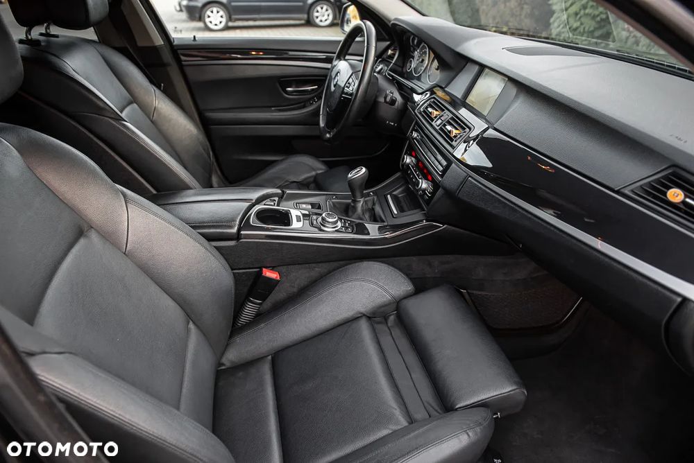 BMW Seria 5 525d Touring - 29