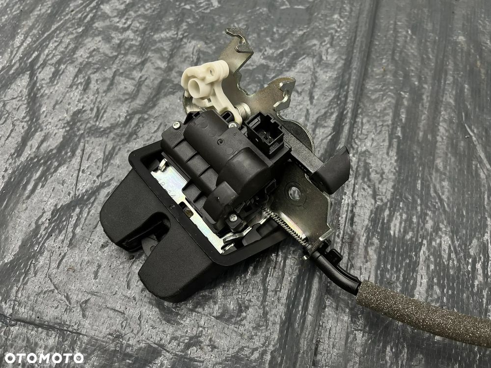 VW Passat B8 Mechanizm tylnej klapy bagażnika dociąg dociągi 3G0827535B 3G0827887A - 2