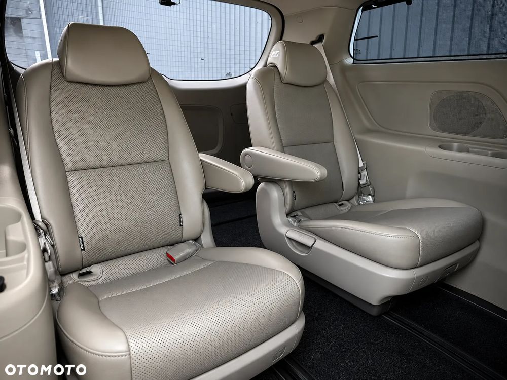 Kia Carnival - 16