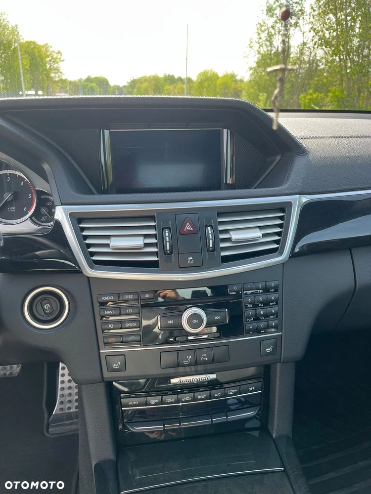 Mercedes-Benz Klasa E 300 CDI DPF BlueEFFICIENCY 7G-TRONIC Avantgarde - 19