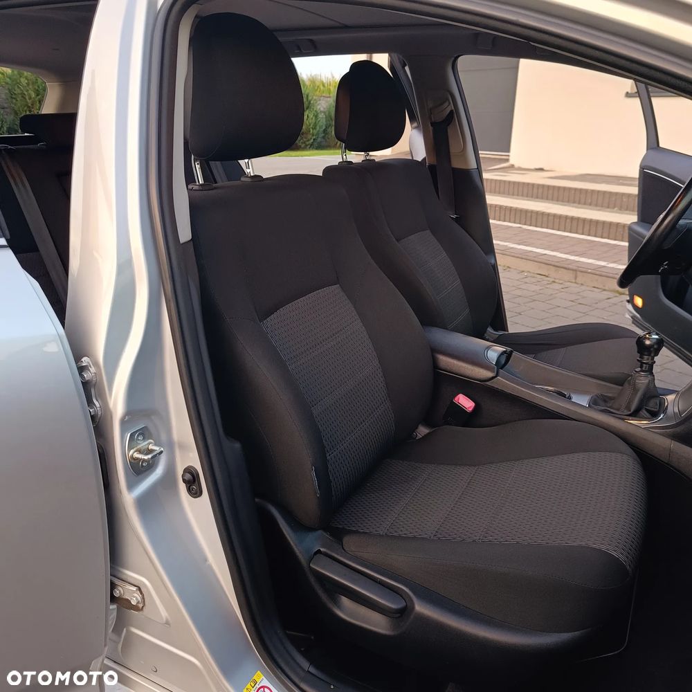 Toyota Avensis 2.0 D-4D - 16