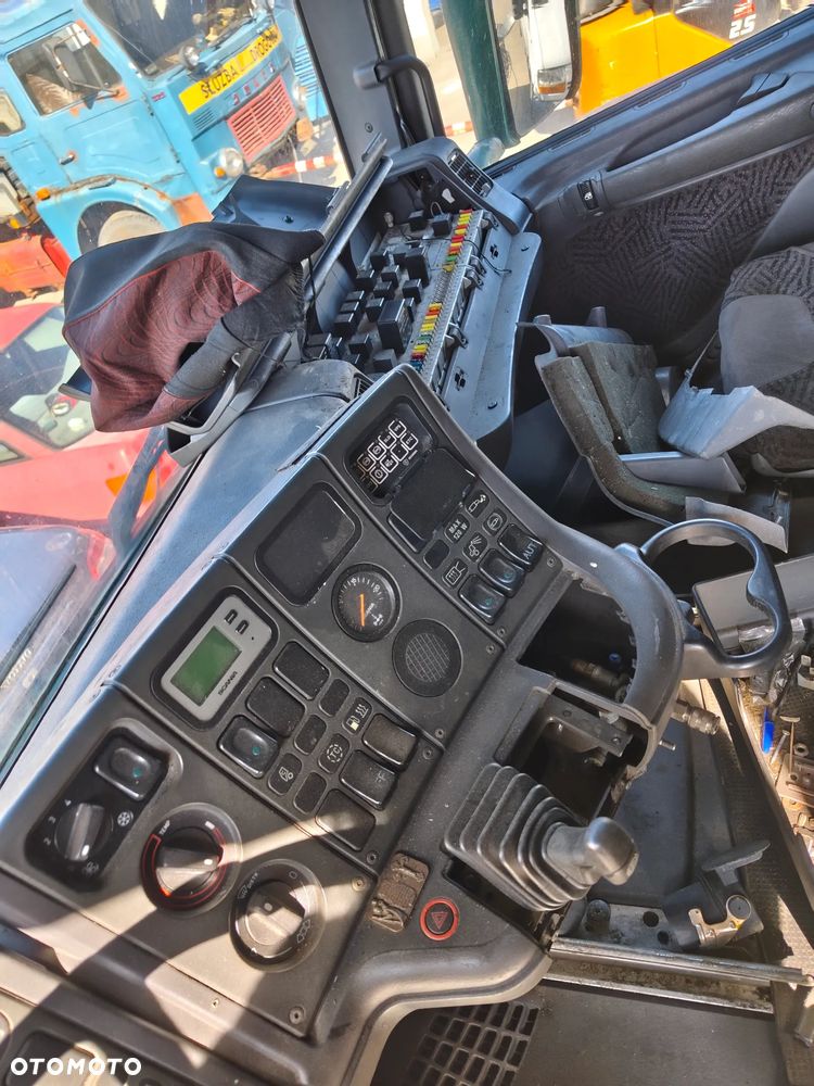 SCANIA R114 na części z 2002 r. silnik skrzynia koło chłodnica lampa szyba drzwi itp - 10