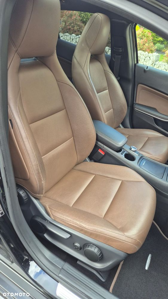 Mercedes-Benz GLA 200 7G-DCT AMG Line - 29