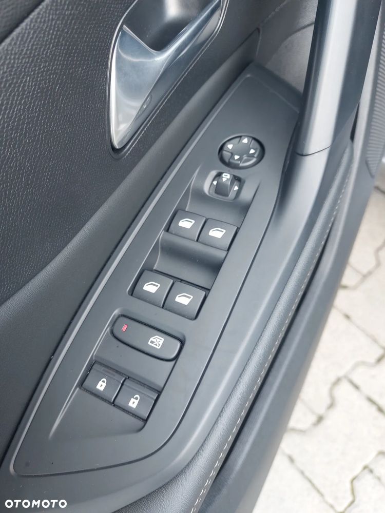Peugeot 308 1.5 BlueHDi Allure S&S EAT8 - 17