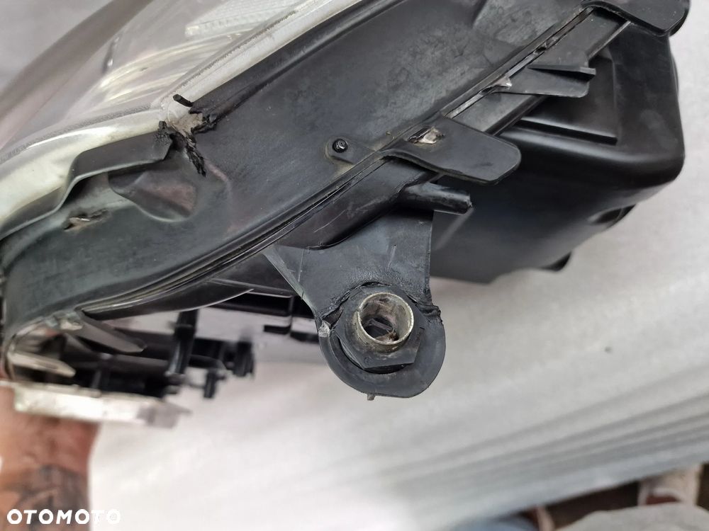 MERCEDES ML W164 LIFT 08-11 LAMPA KOMPLETNA LEWA BI-XENON SKRĘTNY  NR A1648205861 / OKULAR LEWY / BŁOTNIK LEWY SREBRNY KOD LAKIERU , KOLORU PRAWDOPODOBNIE 775 / ZAWIAS MASKI PRAWY NR A2518800428 , LEWY NR A2518800328 / DOLNA BELKA / STREFA ZGNIOTU LEWA , PRAWA / PODSZYBIE NR A1648800228 / ZBIORNICZEK SPRYSKIWACZY POD SPRYSKI NR A1648690520 , NR AUKCJI ML - 6