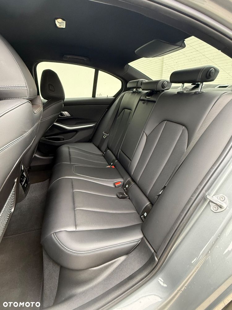 BMW Seria 3 320i - 25
