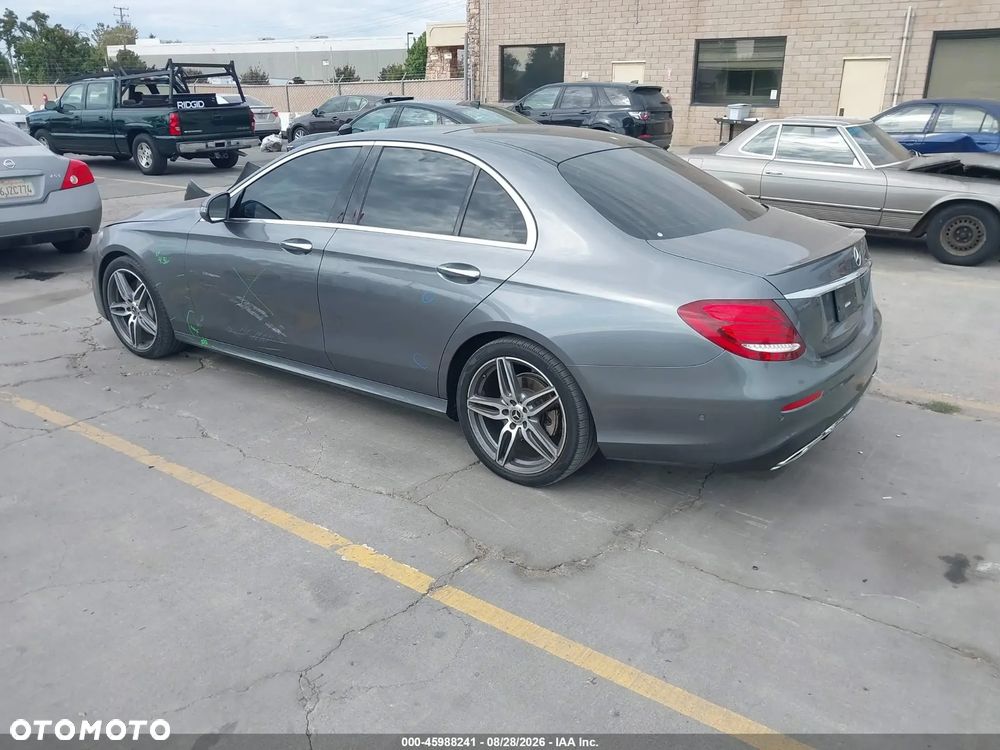 Mercedes-Benz Klasa E 300 9G-TRONIC AMG Line - 4