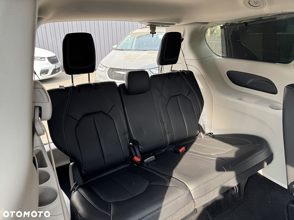 Chrysler Pacifica - 16