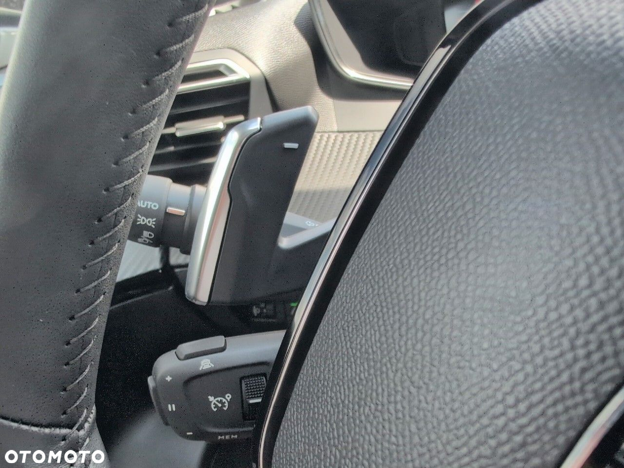 Peugeot 2008 1.2 PureTech Allure S&S EAT8 - 28