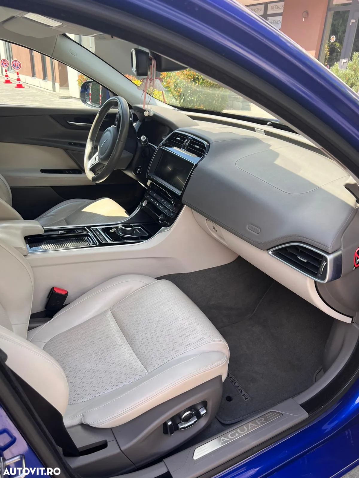 Jaguar XE - 3