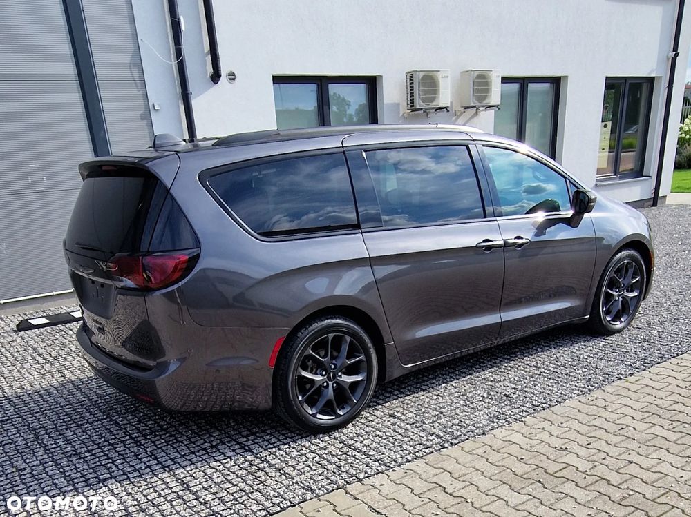 Chrysler Pacifica - 8