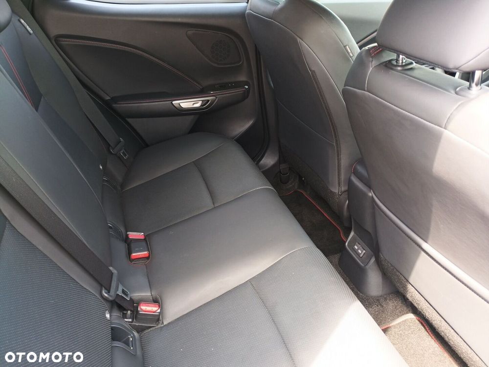 Lexus LBX 1.5 Hybrid Emotion - 11