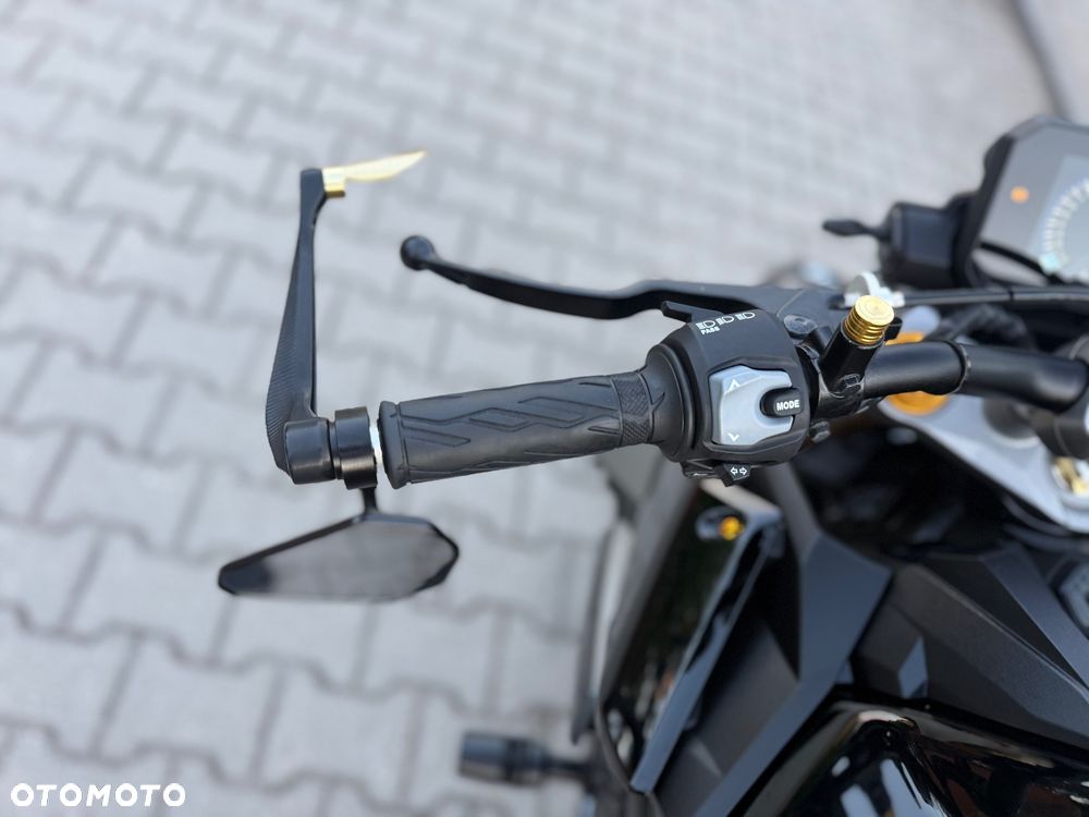 Suzuki GSX - 27