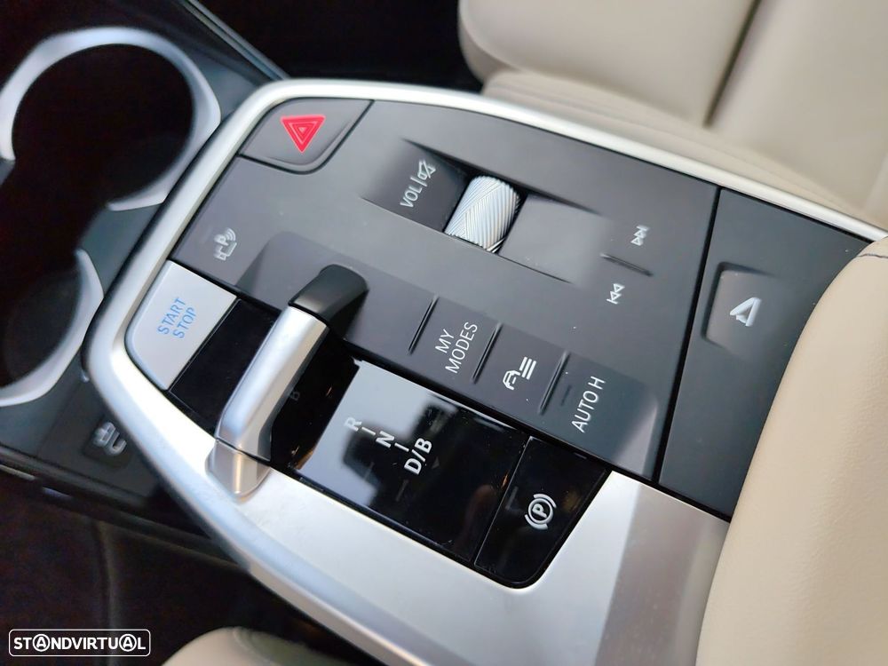 BMW iX2 eDrive20 Pack Desportivo M - 17