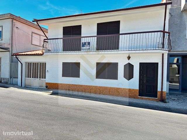 ​Moradia T3 Restaurada no Centro de Escapães - Grande imagem: 2/47