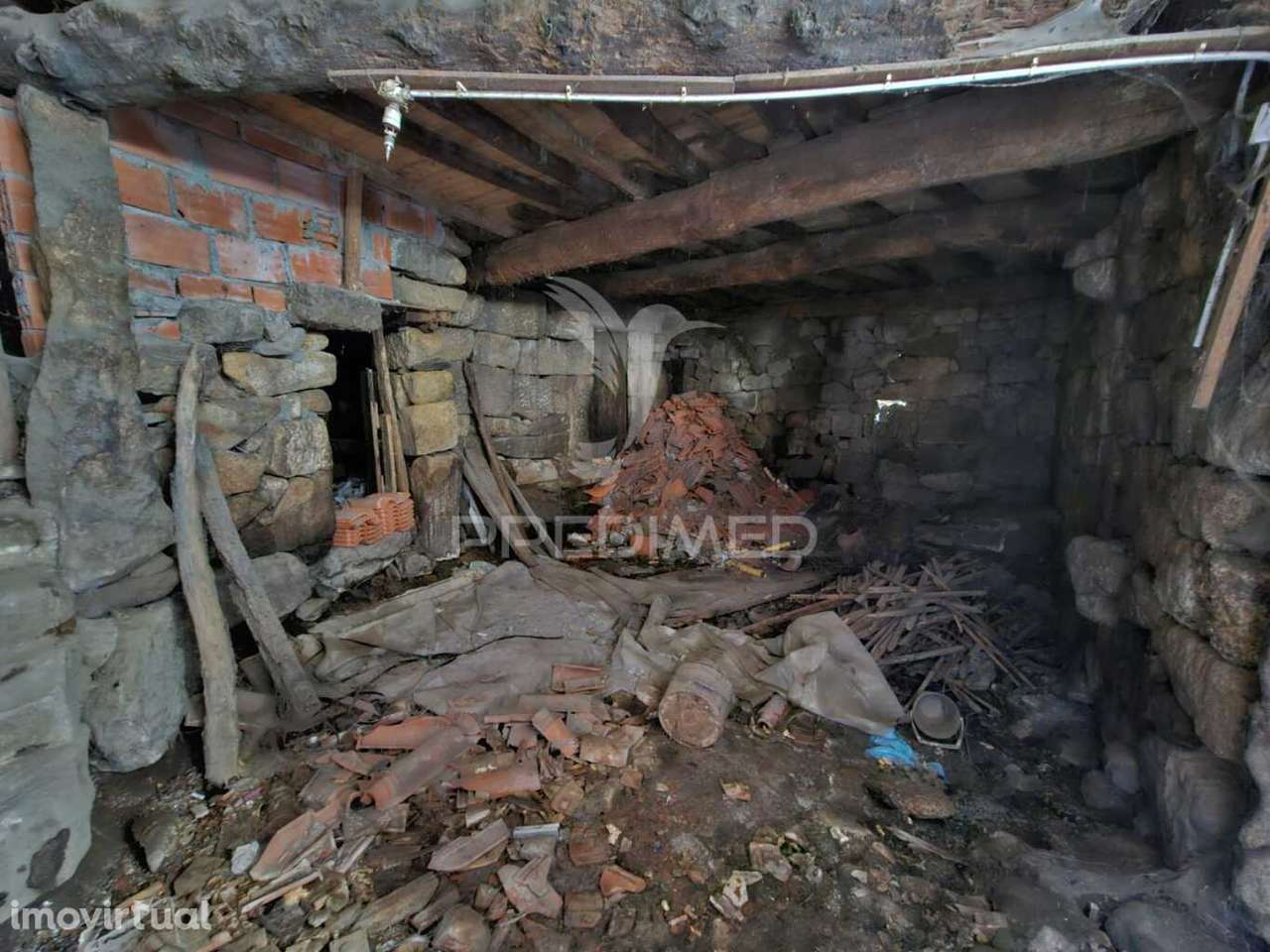 MORADIA EM RUÍNAS - Grande imagem: 2/17