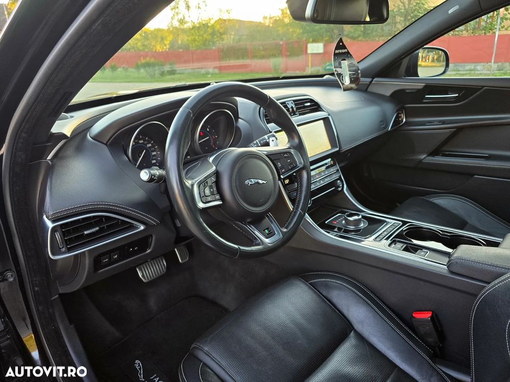 Jaguar XE 2.0 AWD R-Sport - 16