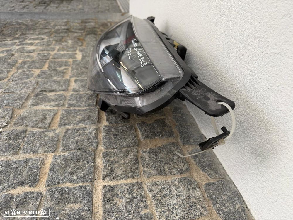 Farol esq ford fiesta st line 2022 - 3